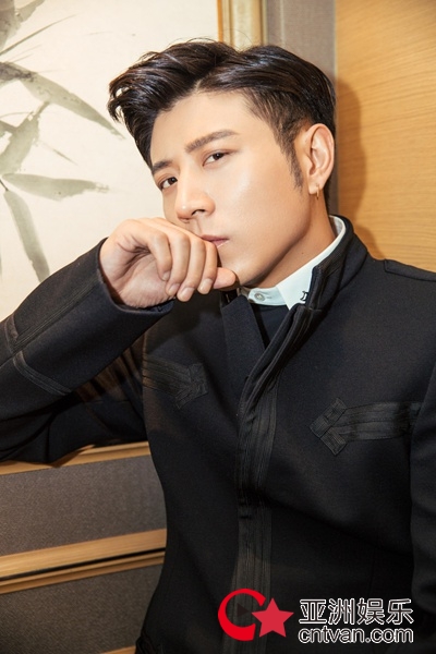 高晓攀复古写真曝光 帅气演绎不羁撩人