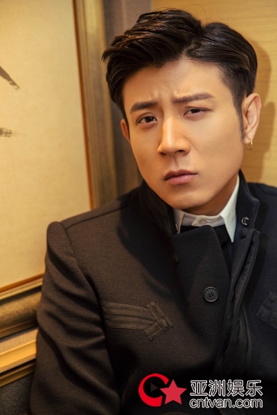 高晓攀复古写真曝光 帅气演绎不羁撩人