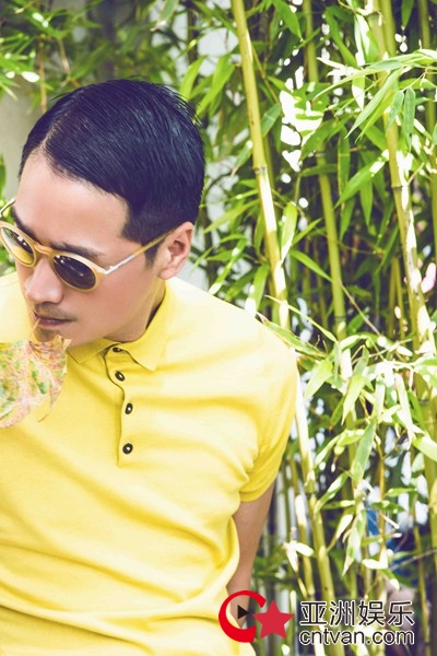 何晟铭最新时尚写真 街头演绎复古巴黎情怀