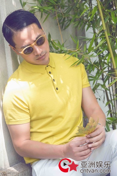 何晟铭最新时尚写真 街头演绎复古巴黎情怀