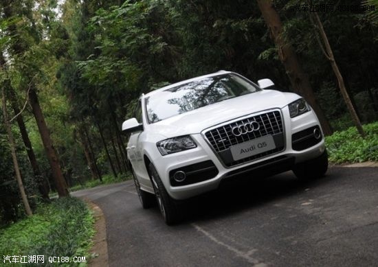 17款奥迪Q5 2.0T发动机8AT 75L油箱实拍