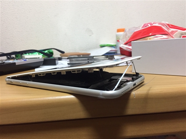 iPhone 8电池爆裂让苹果惊慌：彻底排查 包含iPhone X
