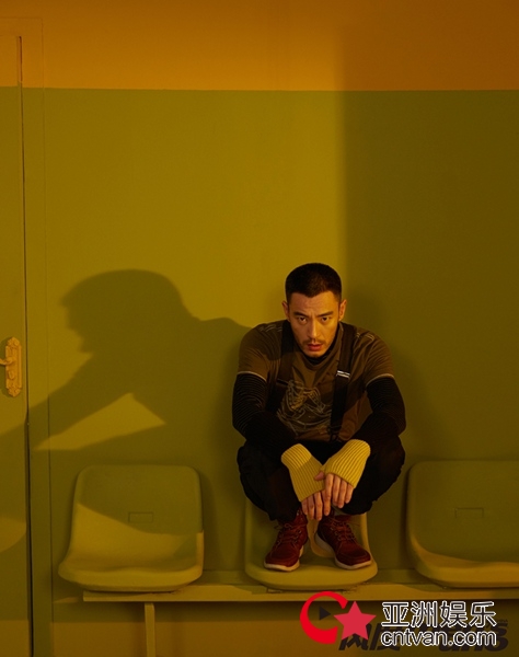 李光洁时尚大片曝光 长腿型男演绎复古文艺