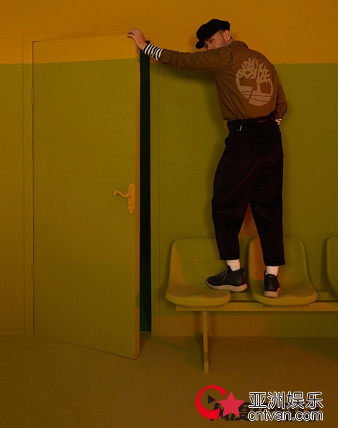 李光洁时尚大片曝光 长腿型男演绎复古文艺