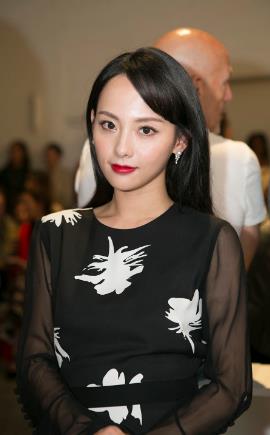 张嘉倪时装周看秀 摩登利落秀出纽约范儿