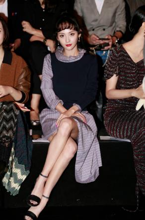 张嘉倪时装周看秀 摩登利落秀出纽约范儿