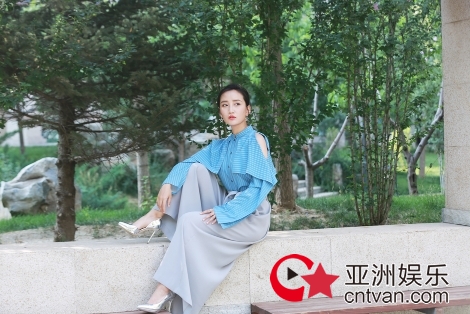 禹童新街拍小露香肩 清新淡雅气质独特