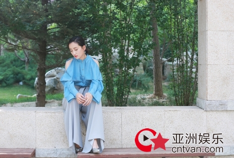 禹童新街拍小露香肩 清新淡雅气质独特