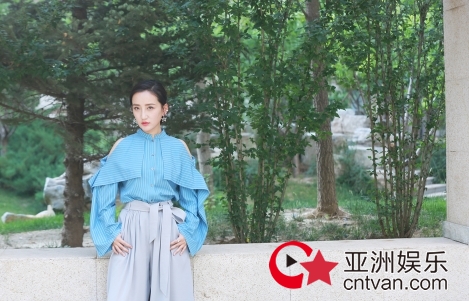 禹童新街拍小露香肩 清新淡雅气质独特