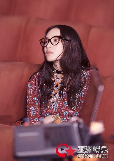 倪妮最新时尚大片曝光 复古影院玩转文艺慵懒风