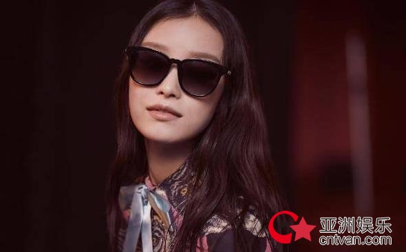 倪妮最新时尚大片曝光 复古影院玩转文艺慵懒风