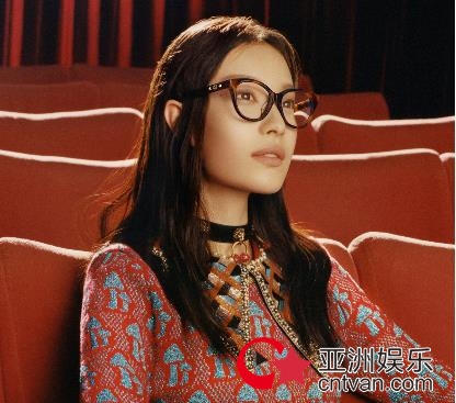 倪妮最新时尚大片曝光 复古影院玩转文艺慵懒风
