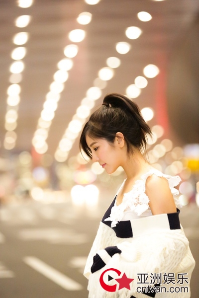 赵奕欢一身潮装现身首都机场 时髦启程米兰时装周