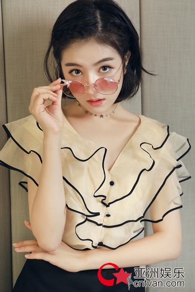 李兰迪亮相NYLON创刊派对 短发造型俏皮灵动