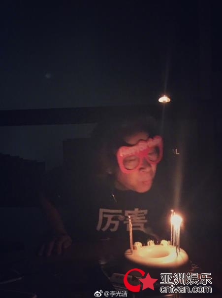 李光洁晒妈妈庆生照 网友连同弟弟一起催婚