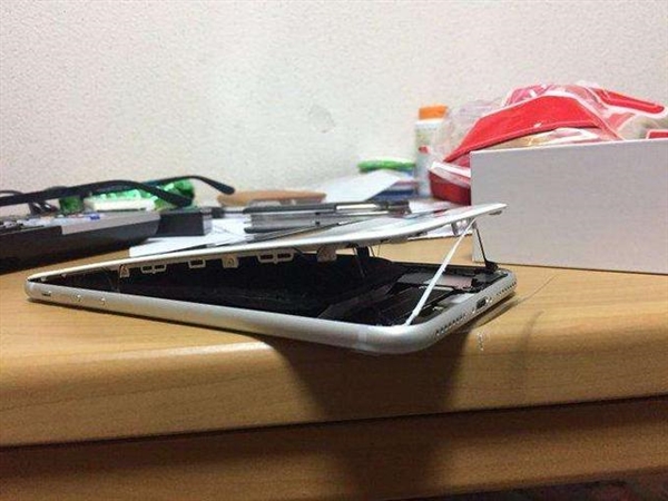 苹果懵了！又一iPhone 8出现电池爆裂：屏幕被撑开