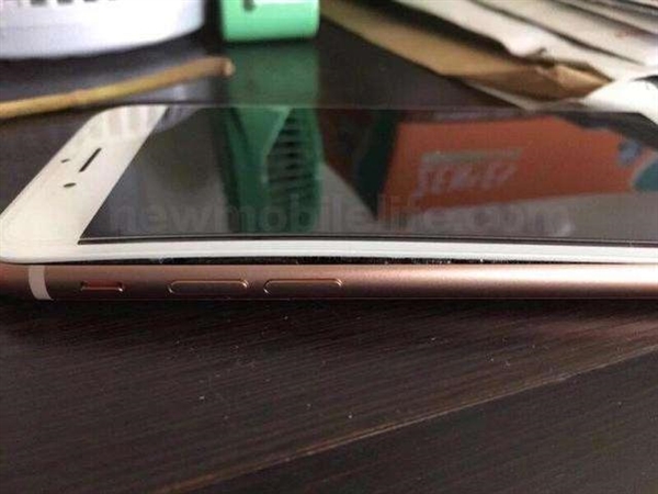 苹果懵了！又一iPhone 8出现电池爆裂：屏幕被撑开