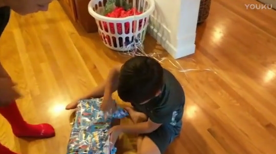 7岁男孩生日收到父亲意外惊喜：下一幕亮了