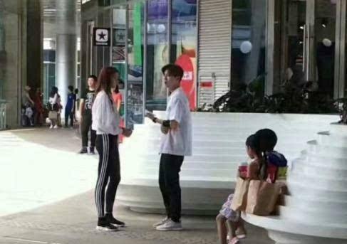 鹿晗宣布和关晓彤恋爱 邓超陈赫跑男团送祝福