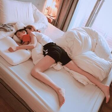 范玮琪“床照”被出卖！穿短裤熟睡露逆天长腿