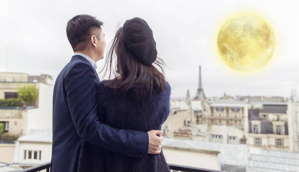 好甜蜜！刘强东搂章泽天细腰共赏明月