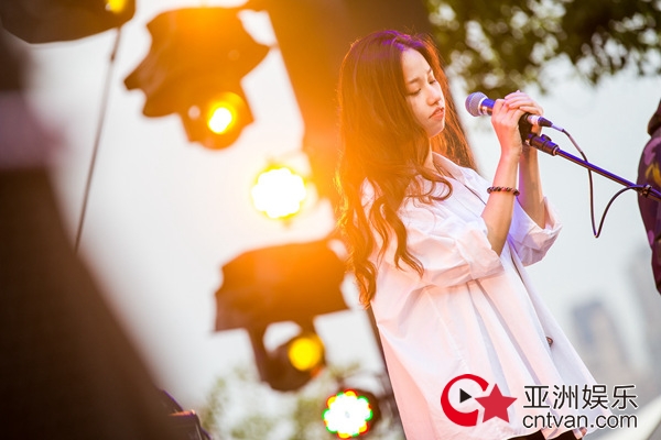 孟慧圆现身上海简单生活节 卷发白T变身元气少女