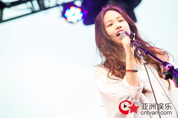 孟慧圆现身上海简单生活节 卷发白T变身元气少女