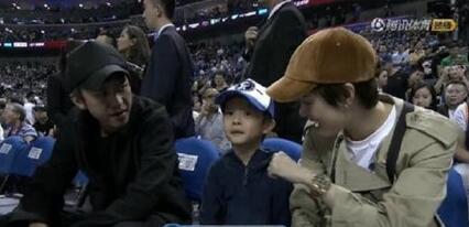 邓超儿子等等正面照曝光 一家三口温馨幸福！