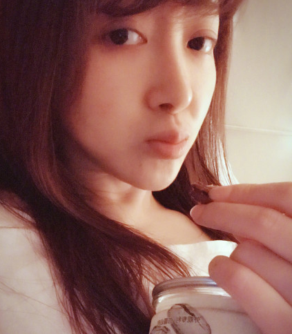 陈紫函深夜晒素颜美照 嘟嘴卖萌安静如少女