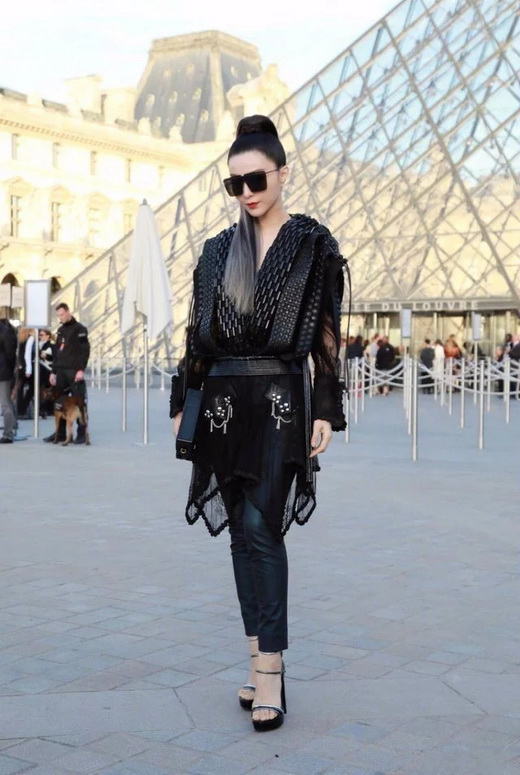 范冰冰渔网薄纱上衣配黑皮裤