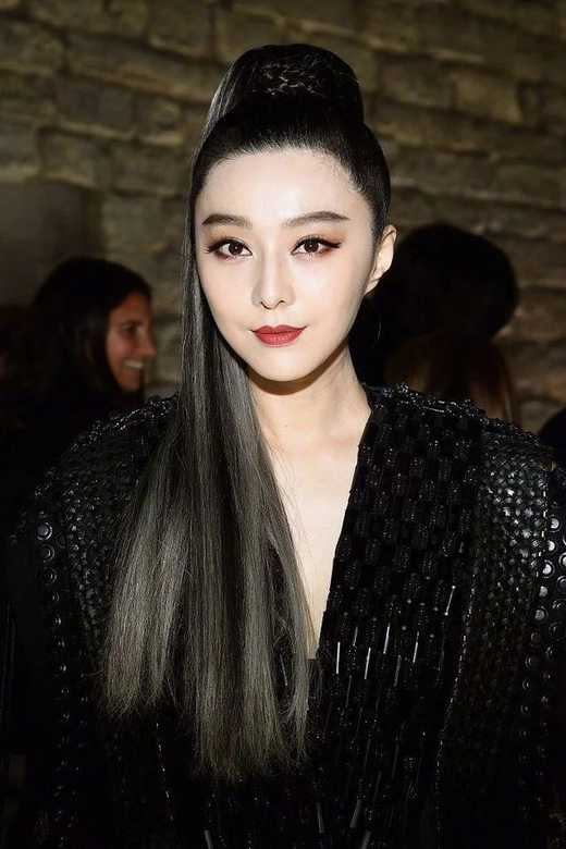 范冰冰渔网薄纱上衣配黑皮裤