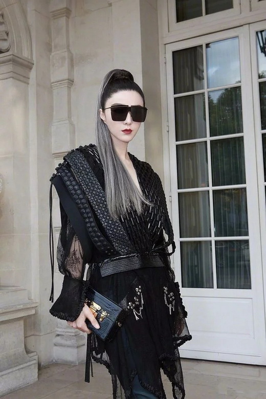 范冰冰渔网薄纱上衣配黑皮裤