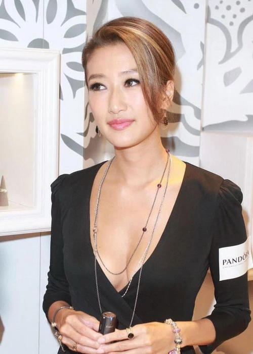 谢婷婷，私生活糜乱！一年7男友