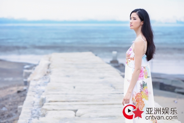 龚蓓苾唯美写真曝光 笑眼明亮如海上烟火