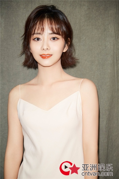 谭松韵最新写真曝光 清新之余散发一丝小性感