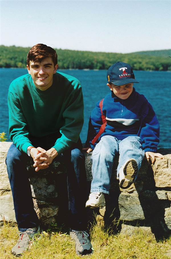 摄影师把自己PS到童年照变身大哥哥 毫无违和感