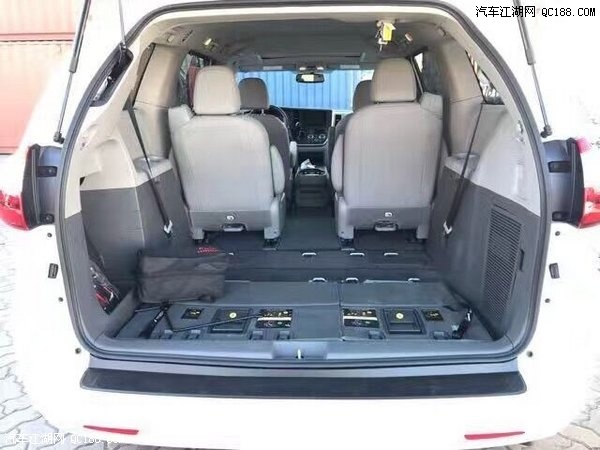 17款丰田塞纳加版3.5 LE电尾门七座评测