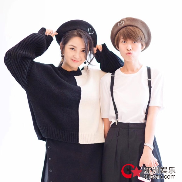 何洁和经纪人玩“双生花” 搞怪拍照少女感十足