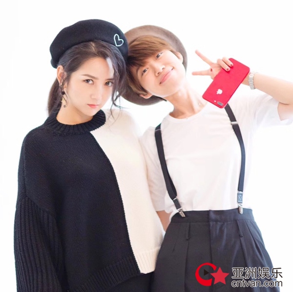 何洁和经纪人玩“双生花” 搞怪拍照少女感十足