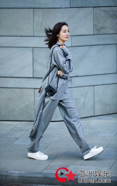 王智背相机出门 潇洒飘逸走路带风