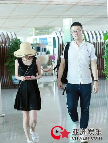 姚笛男友现身 与姚笛成最萌身高差！