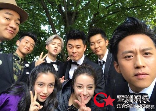 邓超晒跑男团昔日合照：天涯地角有穷时！