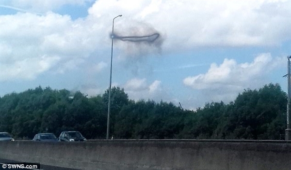 俄罗斯上空惊现神秘黑圈:UFO排放尾气?