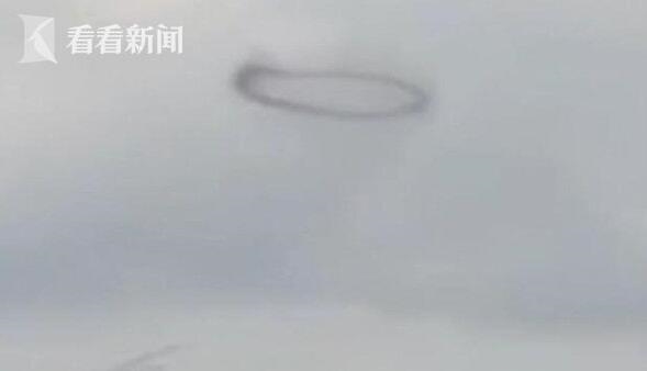 俄罗斯上空惊现神秘黑圈:UFO排放尾气?