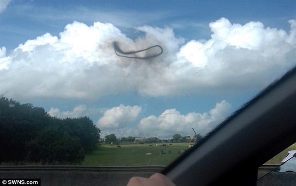 俄罗斯上空惊现神秘黑圈:UFO排放尾气?