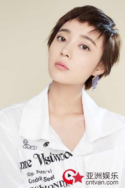 于蕙侨短发造型百变灵动 元气满满释放秋日少女力