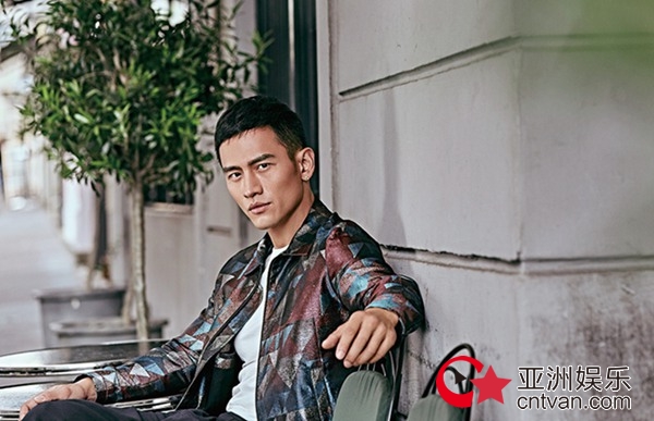 顾又铭最新写真书《以爱之铭》 深邃眼神演绎性感型男