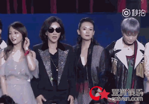 章子怡回应慈善夜争议 称汪峰会拿“头条梗”自黑！