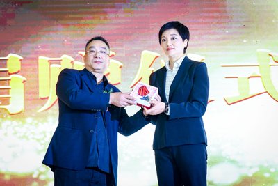 著名歌手、演员乔任梁纪念像在上海福寿园落成