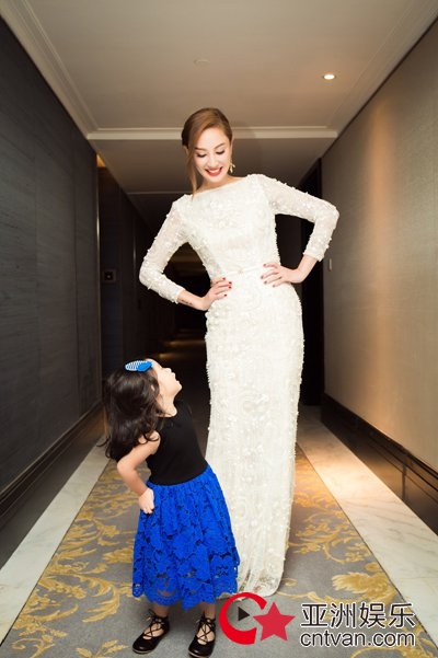 郑希怡惊艳亮相时装论坛 女儿浸浸高萌出镜“抢风头”